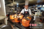 厨师使用电炒锅等电器设备。 胥江 摄 - Sc.Chinanews.Com.Cn