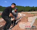 工人正在紧张施工。周亮 摄 - Sc.Chinanews.Com.Cn