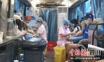 志愿者参加无偿献血。西南医科大学供图 - Sc.Chinanews.Com.Cn