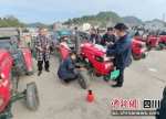 工作人员在检查拖拉机的性能状态。人保财险川分 供图 - Sc.Chinanews.Com.Cn