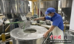 米粉生产现场。富顺融媒 供图 - Sc.Chinanews.Com.Cn
