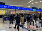 搭乘复航航班旅客排队候检。(张鹏波摄) - Sc.Chinanews.Com.Cn