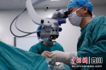 成都眼科专家首创月牙形缝合瞳孔成形术。会敏 摄 - Sc.Chinanews.Com.Cn