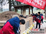学生打扫烈士墓周围的环境卫生。 梓潼县融媒体中心供图 - Sc.Chinanews.Com.Cn