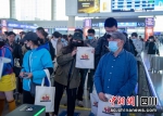 旅客领到宣传袋。刘忠俊摄 - Sc.Chinanews.Com.Cn