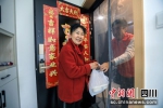 社区食堂提供“送餐上门”服务。 王磊 摄 - Sc.Chinanews.Com.Cn