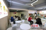 社区食堂提供“送餐上门”服务。王磊 摄 - Sc.Chinanews.Com.Cn