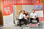 吴景彪（左）与观众朋友正在亲切互动。胡远强 供图 - Sc.Chinanews.Com.Cn