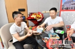 吴景彪正在演示旺福王产品食用流程。胡远强 供图 - Sc.Chinanews.Com.Cn