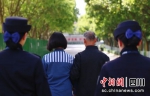 周某在父亲的陪同下按时回到监狱。四川省女子监狱供图 - Sc.Chinanews.Com.Cn