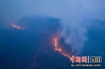 4月11日凌晨，森林火情现场，山上形成的火线。刘忠俊摄 - Sc.Chinanews.Com.Cn