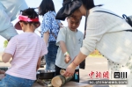 一家人正在开心互动。蜀南文旅集团 供图 - Sc.Chinanews.Com.Cn
