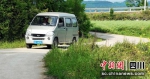 放映车行驶在半路上。马永红 摄 - Sc.Chinanews.Com.Cn