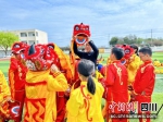 学生在老师指导下练习“舞狮”。 涪城区委宣传部供图 - Sc.Chinanews.Com.Cn