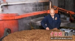 工人正在进行酿酒作业。绵竹市融媒体中心供图 - Sc.Chinanews.Com.Cn