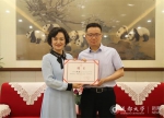 旅美女高音歌唱家张莉受聘为中国-东盟艺术学院客座教授 - 成都大学