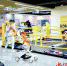 孩子们正在“川师大·上闲里”主题商业街体育区域玩耍。成都轨道集团供图 - Sc.Chinanews.Com.Cn