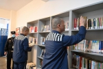 服刑人员在阅览室看书。 - Sc.Chinanews.Com.Cn