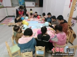 孩子们正在开心互动现场。刘亚鑫 摄 - Sc.Chinanews.Com.Cn