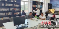 村民在农家书屋阅读。(会东县委宣传部供图) - Sc.Chinanews.Com.Cn