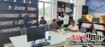村民在农家书屋阅读。(会东县委宣传部供图) - Sc.Chinanews.Com.Cn