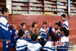 李修会和孩子们在一起。叙永县融媒体中心供图 - Sc.Chinanews.Com.Cn