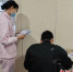 医院护士现场讲解如何办理。茂县县委宣传部供图 - Sc.Chinanews.Com.Cn