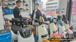正在短租电动车的民众。(哈啰供图) - Sc.Chinanews.Com.Cn