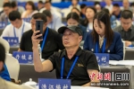 联盟代表用手机记录现场。刘忠俊摄 - Sc.Chinanews.Com.Cn