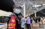 民警在站台确认旅客上下车安全。 成都铁路公安局西昌公安处供图 - Sc.Chinanews.Com.Cn