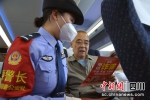 民警在列车上对旅客进行反诈知识宣传。 成都铁路公安局西昌公安处供图 - Sc.Chinanews.Com.Cn