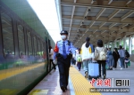 索玛花女子乘警组女乘警在站台巡逻。成都铁路公安局西昌公安处供图 - Sc.Chinanews.Com.Cn