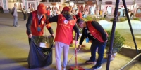 志愿者们及时打扫卫生，给游客一个舒心环境。 鄢怀林 摄 - Sc.Chinanews.Com.Cn