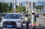民警在进行交通疏导。 - Sc.Chinanews.Com.Cn