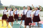 同学们表演青春靓丽的舞蹈。 - Sc.Chinanews.Com.Cn