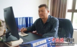 王小猛正在工作。衡欢 摄 - Sc.Chinanews.Com.Cn
