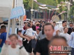 市民在美食节现场。海萌 摄 - Sc.Chinanews.Com.Cn