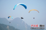 在九龙镇滑翔伞基地，一顶顶彩色滑翔伞腾空而起。 绵竹市融媒体中心供图 - Sc.Chinanews.Com.Cn
