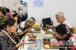 老人在社区食堂用餐。自流井融媒 供图 - Sc.Chinanews.Com.Cn