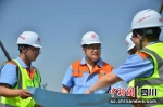 杨华超(中)与项目员工并肩作战。中铁八局建筑公司 供图 - Sc.Chinanews.Com.Cn