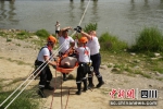 救援队员正在进行绳索滑降演练。 四川省红十字会供图 - Sc.Chinanews.Com.Cn