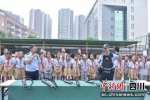警察向孩子们展示讲解各类警用器械的用法。成都市公安局供图 - Sc.Chinanews.Com.Cn