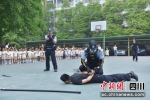 警察为学生讲遇到危险如何求助、如何报警等安全知识。成都市公安局供图 - Sc.Chinanews.Com.Cn