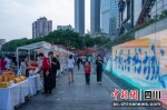 东坡美食和非遗展示吸引了不少市民。刘忠俊摄 - Sc.Chinanews.Com.Cn