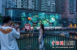 活动吸引了不少市民合影拍照。刘忠俊摄 - Sc.Chinanews.Com.Cn