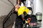 消防救援力量正在疏散楼内住户。赵紫锐摄 - Sc.Chinanews.Com.Cn