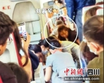 飞机上刘素琴与机组人员抢救病患旅客。（乐山日报供图） - Sc.Chinanews.Com.Cn