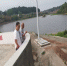 干部现场复核点位桥梁对河道行洪影响。简阳市青龙镇 供图 - Sc.Chinanews.Com.Cn