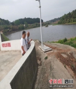 干部现场复核点位桥梁对河道行洪影响。简阳市青龙镇 供图 - Sc.Chinanews.Com.Cn