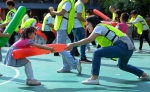 小朋友和家长在玩空气棒趣味游戏。刘永红 摄 - Sc.Chinanews.Com.Cn